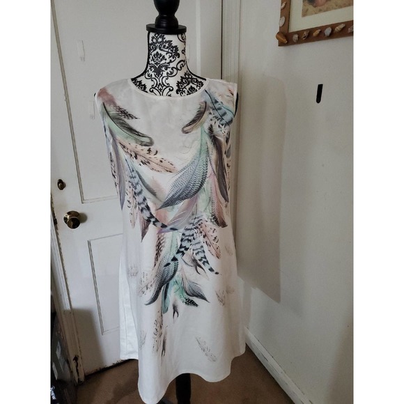 Breathtaking knee-length dress with feather print - Picture 1 of 3